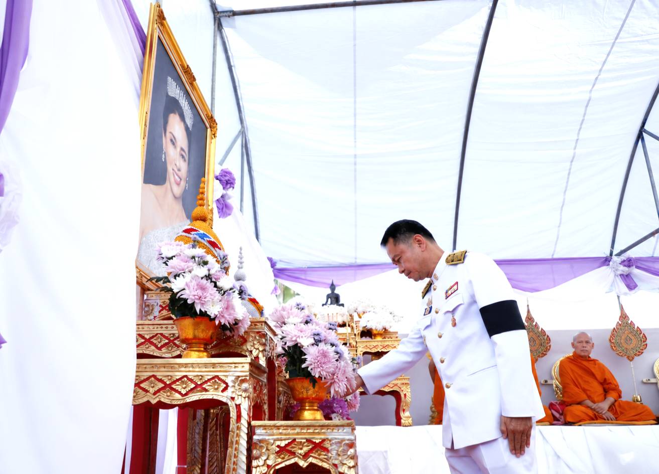 title - วันเสาร์ที่ 30 พฤษภาคม 2569 นายประเสริฐ กาญจนเกียรติกุล ปฏิรูปที่ดินจังหวัดบุรีรัมย์ มอบหมายให้เจ้าหน้าที่กลุ่มยุทธศาสตร์และการปฏิรูปที่ดิน ส.ป.ก.บุรีรัมย์ ร่วมพิธีสวดพระพุทธมนต์ พิธีทำบุญตักบาตรถวายพระราชกุศล พิธีวางพวงมาลาและถวายราชสดุดี เนื่องในรัฐพิธีวันที่ระลึก พระบาทสมเด็จพระปกเกล้าเจ้าอยู่หัว จังหวัดบุรีรัมย์